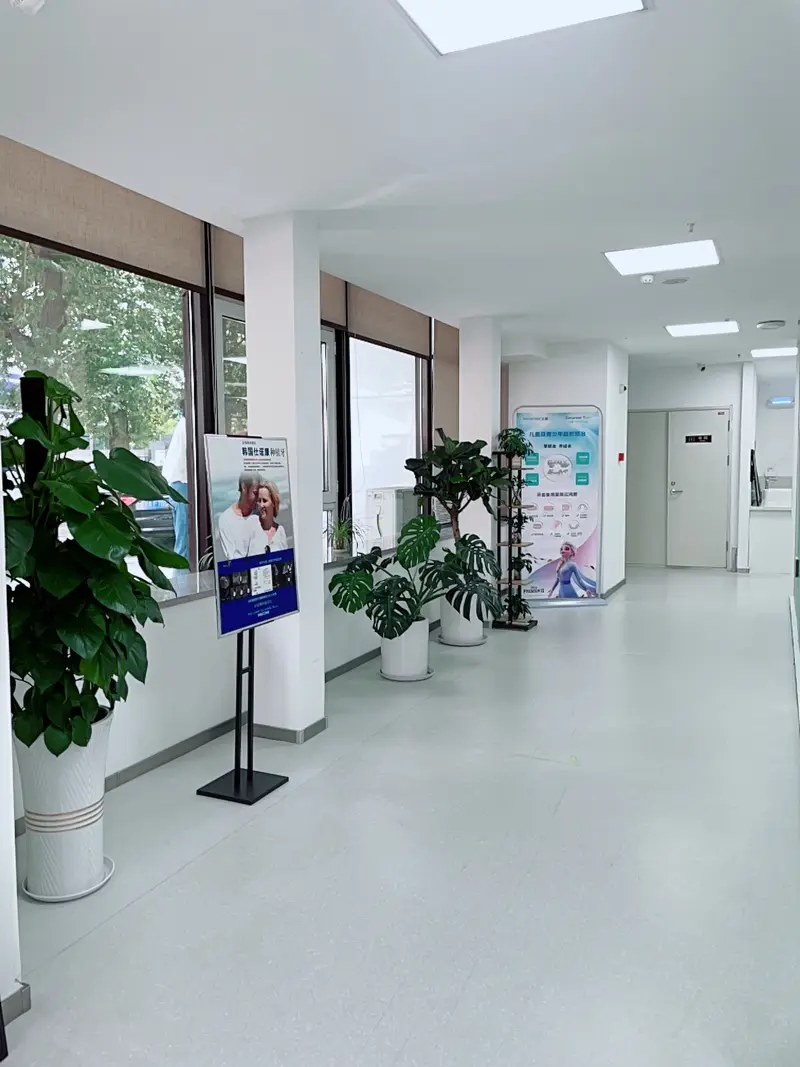 全家口腔院内走廊